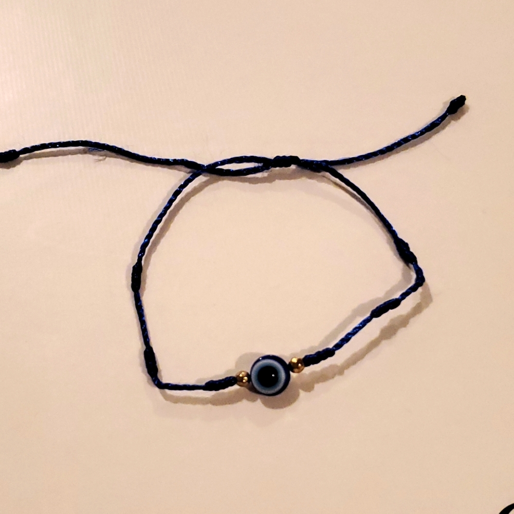 Evil eye bracelet with blue string